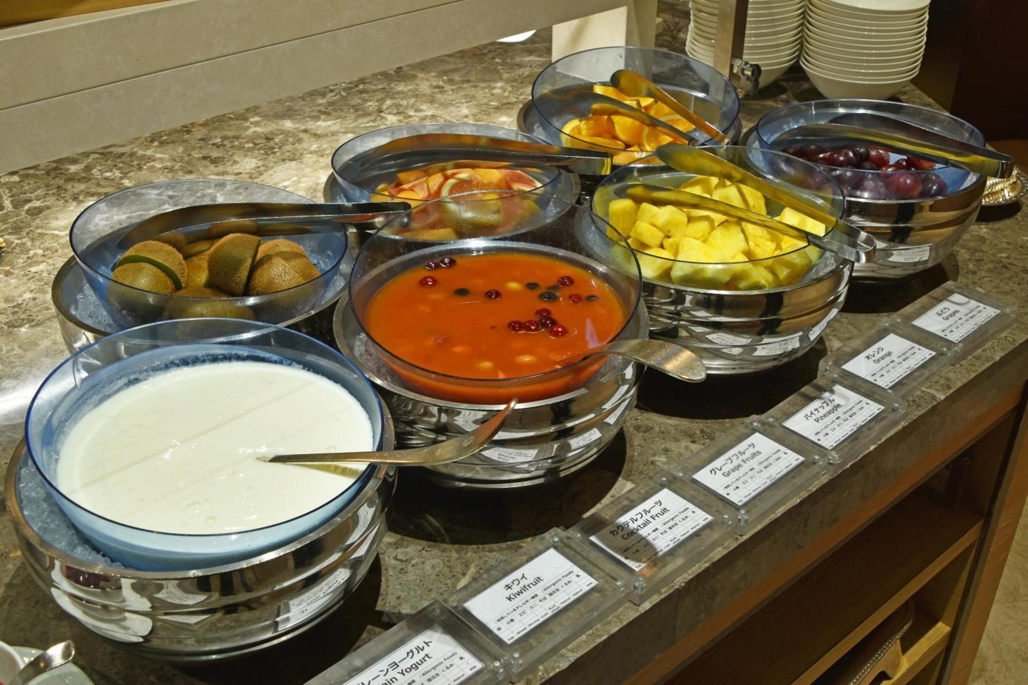 โรงแรมโอคุระ ฟูกูโอกะ ฟูกุโอกะ ภายนอก รูปภาพ A selection of fruit and yoghurt at a buffet