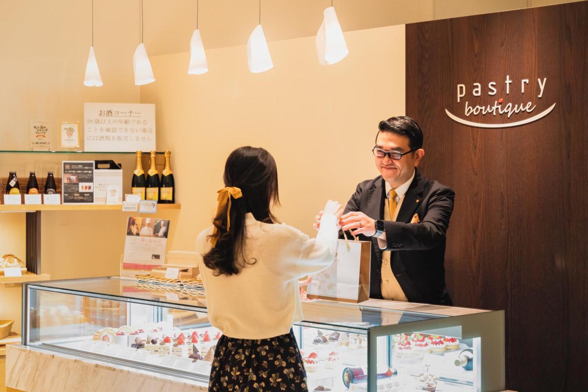 โรงแรมโอคุระ ฟูกูโอกะ ฟูกุโอกะ ภายนอก รูปภาพ A pastry boutique in Japan