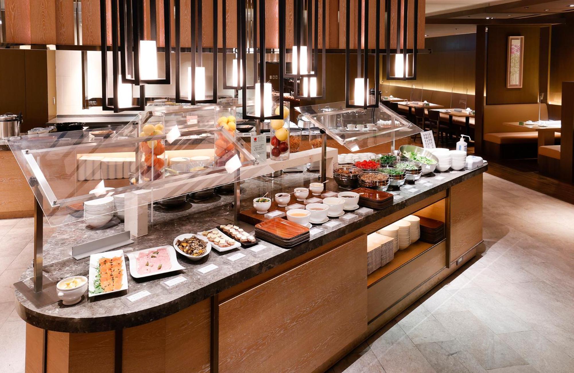 โรงแรมโอคุระ ฟูกูโอกะ ฟูกุโอกะ ภายนอก รูปภาพ A buffet at a hotel