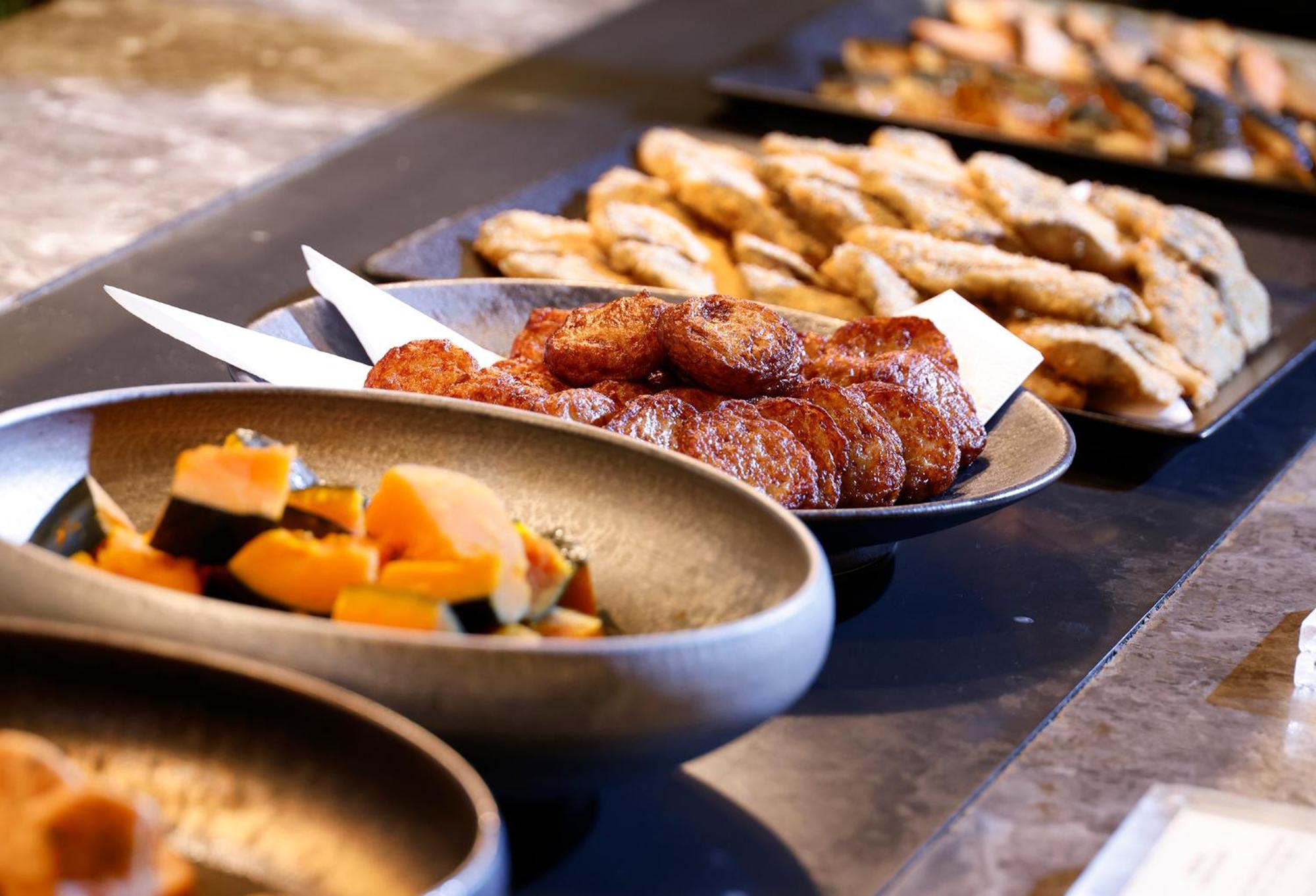 โรงแรมโอคุระ ฟูกูโอกะ ฟูกุโอกะ ภายนอก รูปภาพ A buffet at a hotel