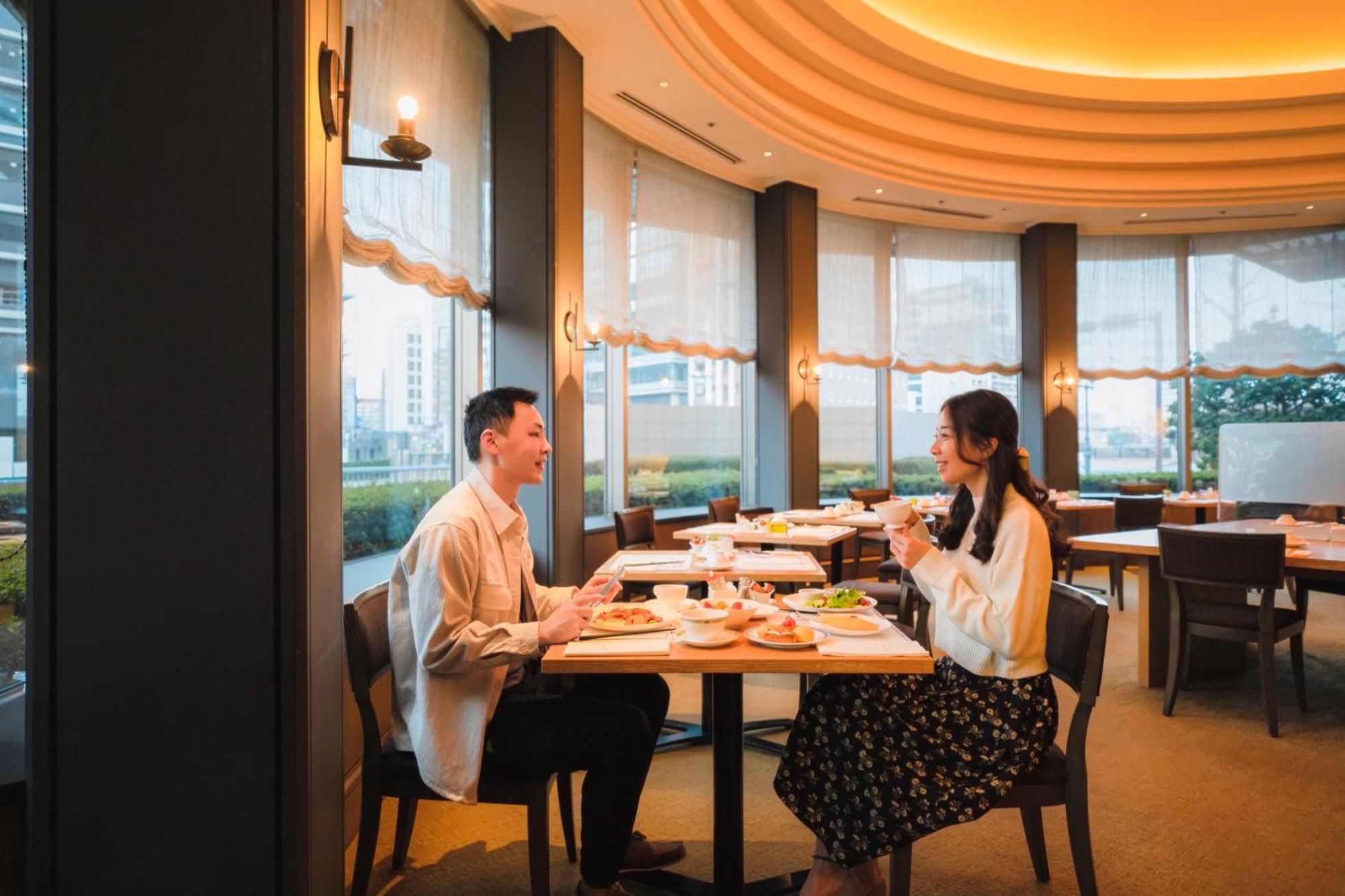 โรงแรมโอคุระ ฟูกูโอกะ ฟูกุโอกะ ภายนอก รูปภาพ A couple dining at a restaurant in Japan