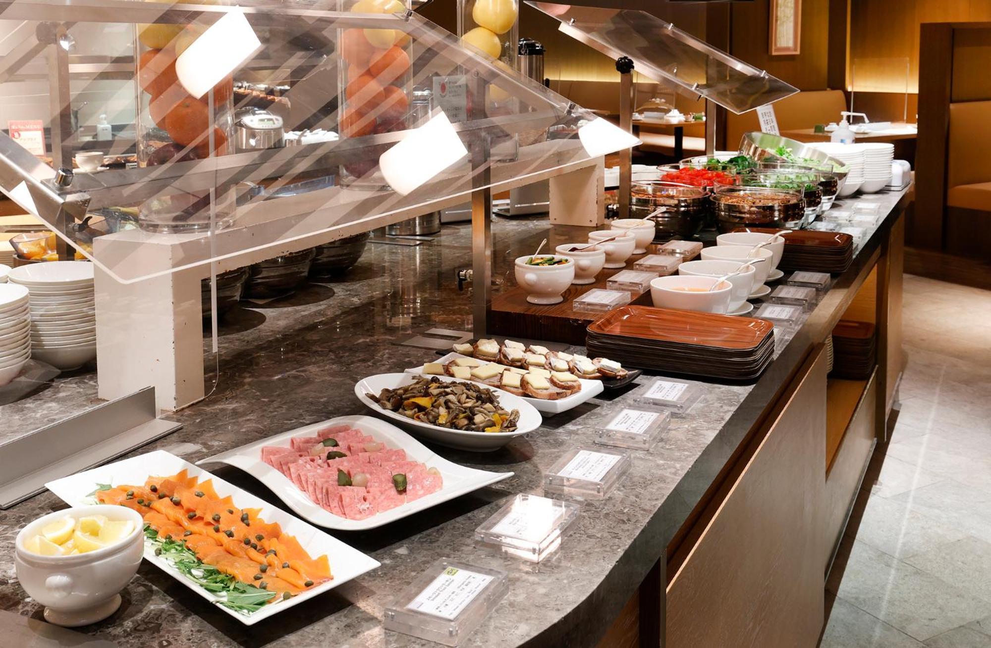 โรงแรมโอคุระ ฟูกูโอกะ ฟูกุโอกะ ภายนอก รูปภาพ A buffet at a hotel