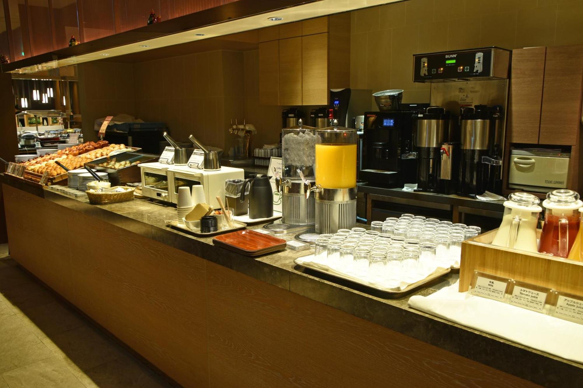 โรงแรมโอคุระ ฟูกูโอกะ ฟูกุโอกะ ภายนอก รูปภาพ A buffet at a hotel