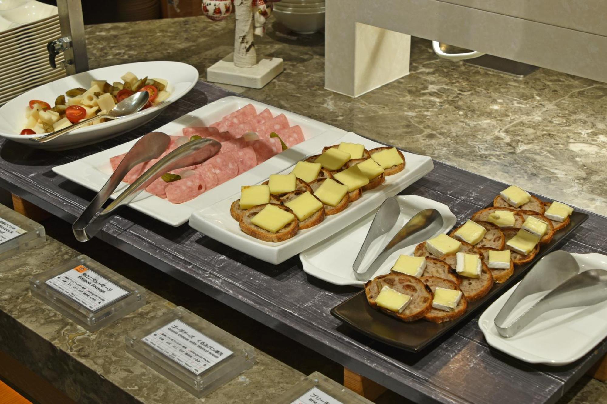 โรงแรมโอคุระ ฟูกูโอกะ ฟูกุโอกะ ภายนอก รูปภาพ A cheese platter
