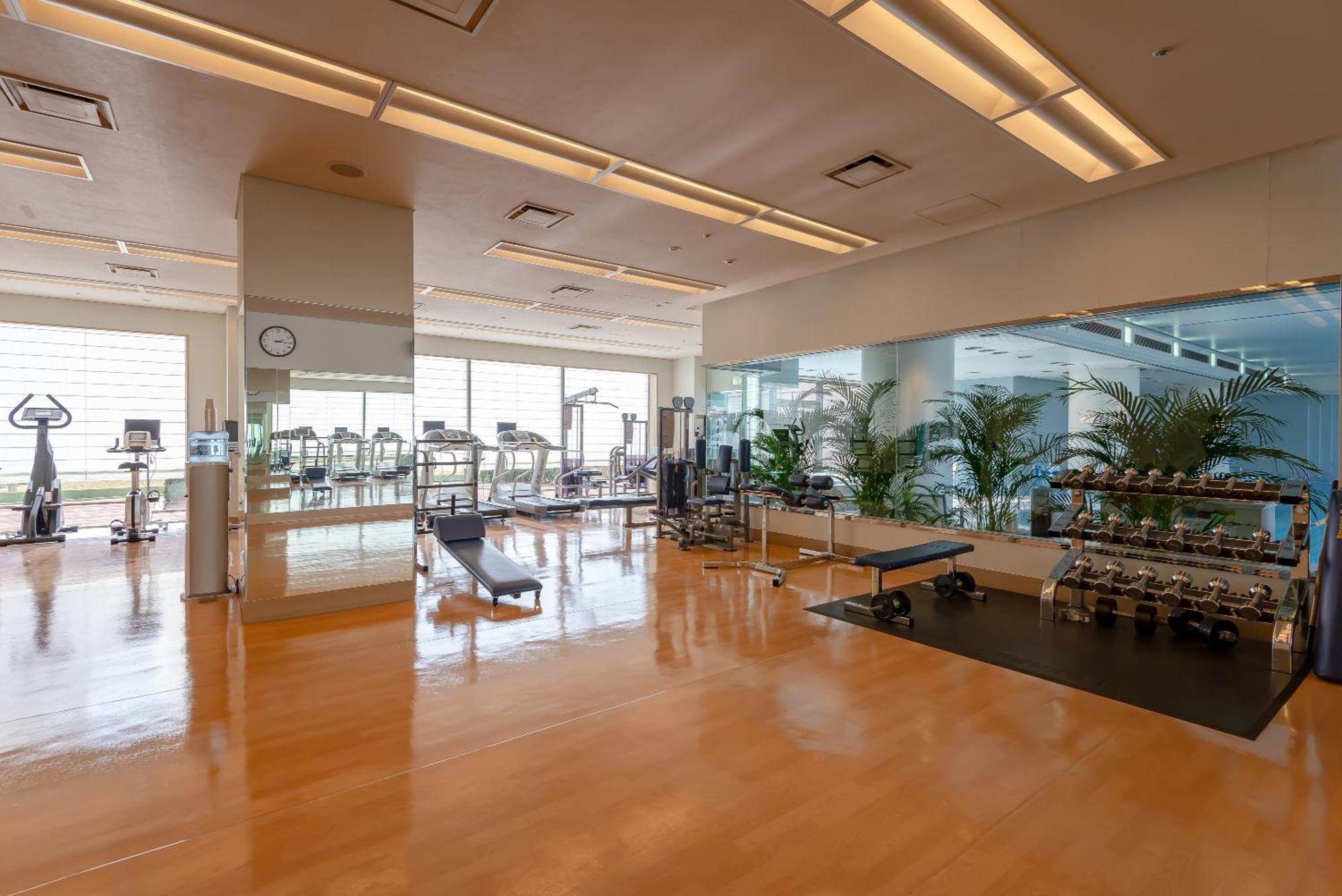 โรงแรมโอคุระ ฟูกูโอกะ ฟูกุโอกะ ภายนอก รูปภาพ The gym at the Ritz-Carlton, Osaka
