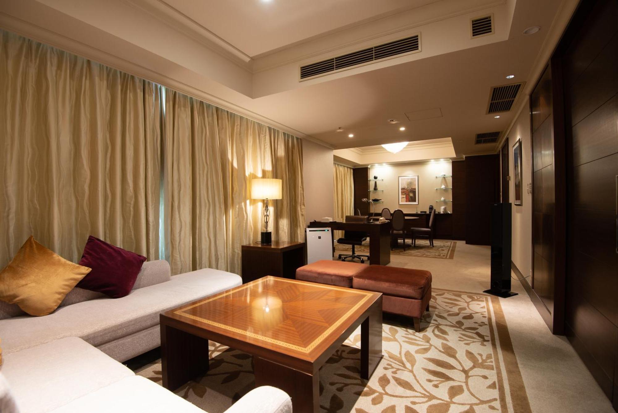 โรงแรมโอคุระ ฟูกูโอกะ ฟูกุโอกะ ภายนอก รูปภาพ A suite at the hotel