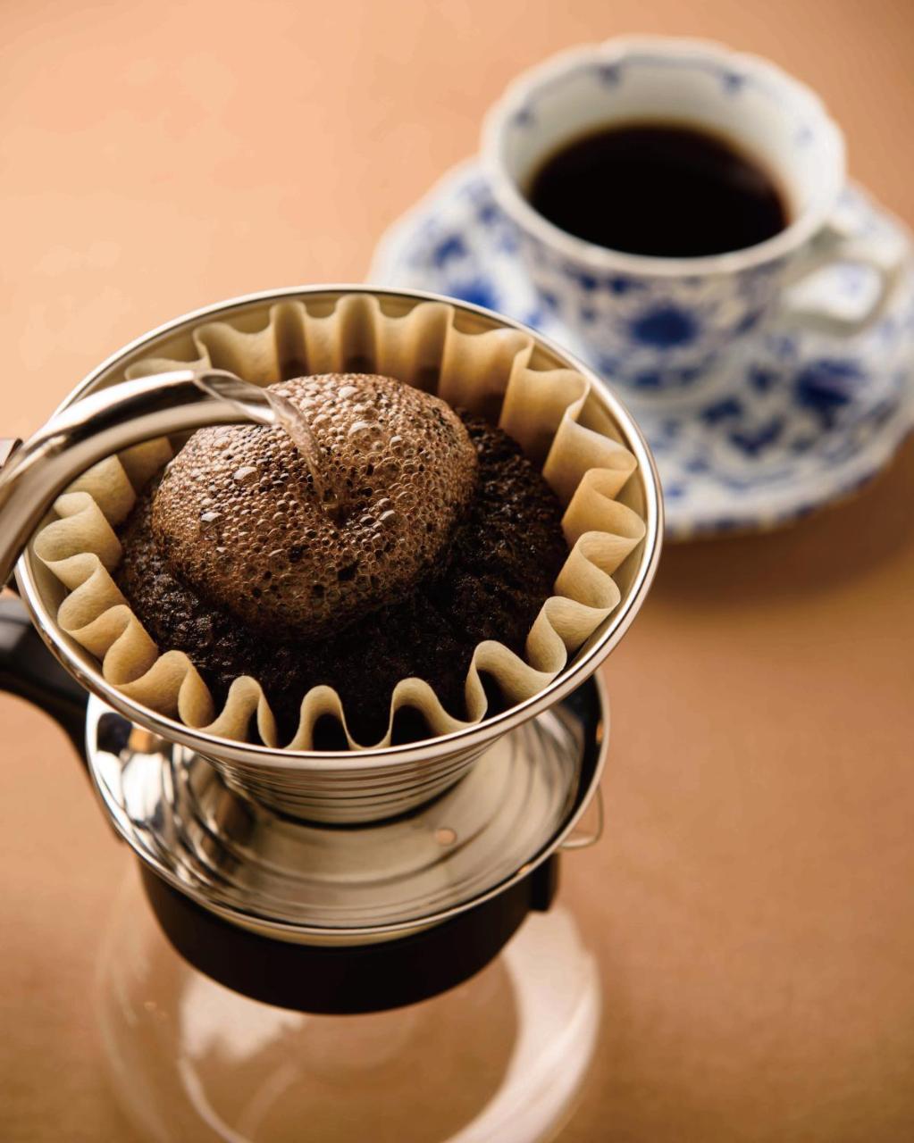 โรงแรมโอคุระ ฟูกูโอกะ ฟูกุโอกะ ภายนอก รูปภาพ Coffee being brewed with a Kalita coffee filter