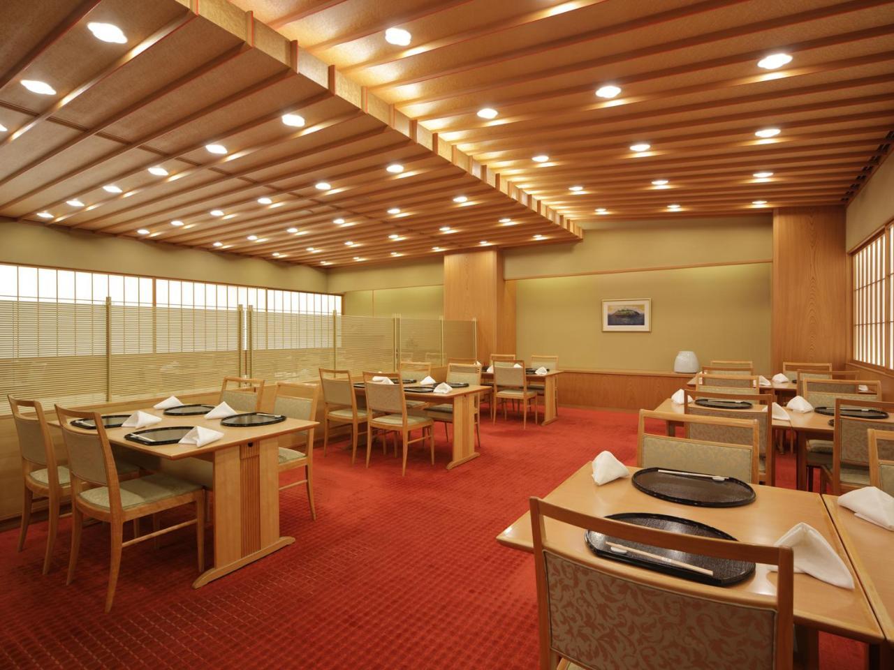 โรงแรมโอคุระ ฟูกูโอกะ ฟูกุโอกะ ภายนอก รูปภาพ Interior of a restaurant in Japan