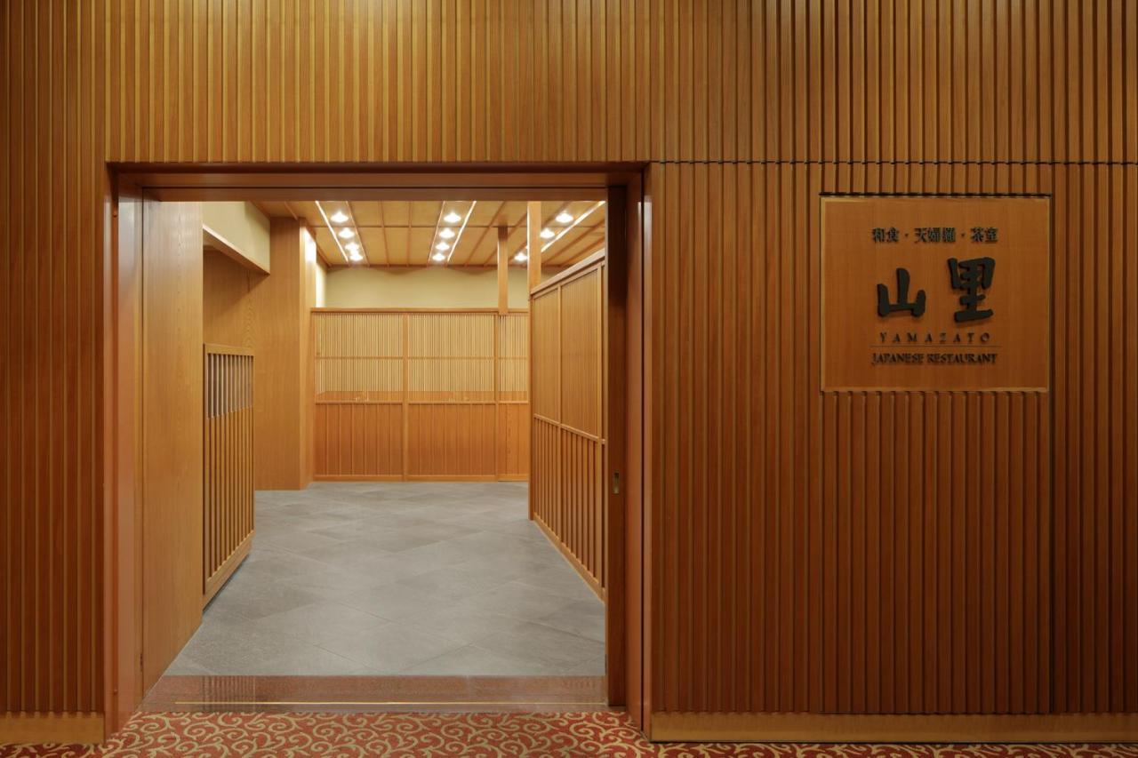 โรงแรมโอคุระ ฟูกูโอกะ ฟูกุโอกะ ภายนอก รูปภาพ Entrance to the library